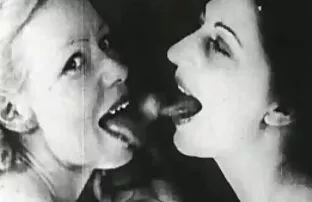 XXX Der Arzt hat eine Maschine in die Vagina des blonden reife frauen free video Patienten gesteckt