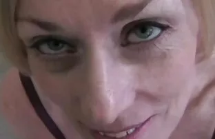 XXX Eine Mutter in Strümpfen macht einen echten Mann reife ladies porn von Ihrem Sohn, mit Hilfe von kleinen Arsch