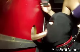 XXX Ein Mann mit einer Kamera in der Hand betritt das Zimmer pornovideo reife frauen seiner Freundin