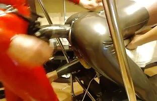 XXX Der Kerl trägt ein Kondom und pickt die videos reife frauen Kamera ein junges Mädchen in pussy