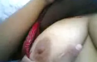 XXX Mit einem weißen Kleid, Titten, schöne Frauen, auf einem sofa, porno videos mit reifen frauen Finger Ihre Muschi mit einem vibrator
