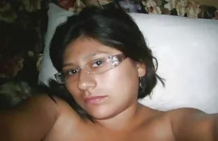 XXX Das Mädchen, das sich verbeugte, spreizte ihre Beine und streichelte ihre Federn mit den Fingern sex video reife frauen