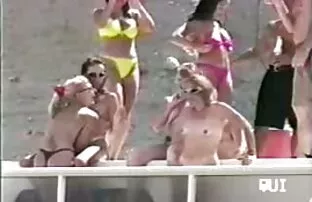 XXX Drei Mädchen arrangieren sexvideos von reifen frauen Spielzeug