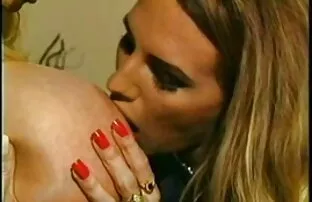 XXX Bruned nackt masturbieren reife frauen ab 40 porno auf dem Bett vor einem Mädchen